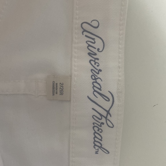 White Universal Thread jean shorts. - Picture 3 of 6